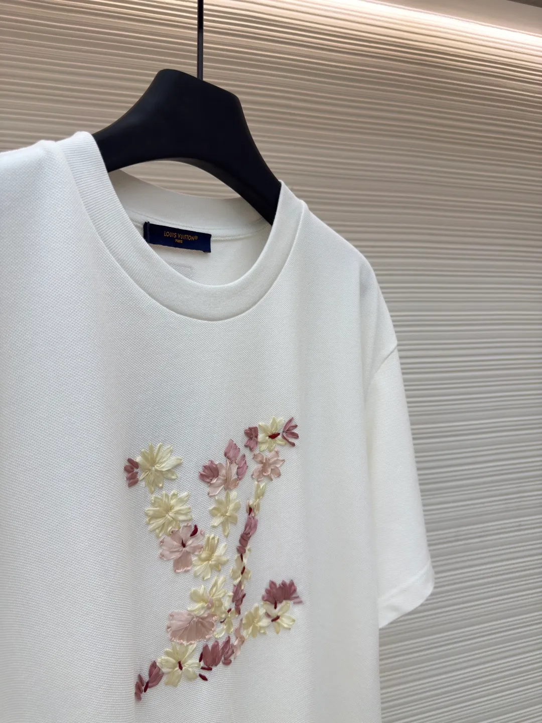LOUIS VUITTON Ribbon Sakura Round Neck Short Sleeves ●Authentic product: purchased and developed by 13699 ●Item number: 1680199-A90 ●Fabric: pique cotton fabric ●Technology: embroidery production ●Version: fitted version ●Weight: about 360 grams ●Size: XS-S-M-L ●Description: 32S single yarn pique shirt fabric, 250g; matched with 32S double yarn stretcher thread, 320g. Comes with custom knitted flat machine thread. The fabric is made of high-quality cotton yarn with a yarn count of 32, which has high density and softness. Pure cotton yarn is used. This fabric has the natural advantages of pure cotton, which is soft and comfortable, has good hygroscopicity, and is not prone to static electricity. The pique structure is a special knitting method that forms a bead-like texture, giving the fabric surface a certain concavity and breathability. The texture of the paper bead gauze also makes the fabric more layered and three-dimensional, presenting a soft and textured appearance. The front ribbon logo embroidery is purely hand-positioned and produced. The logo pattern created by the embroidery and the bright ribbon shows a unique fusion of craftsmanship and reflects the combination of traditional craftsmanship and modern trend aesthetics. The ribbon material you choose is custom-dyed, and the thin ribbons are stitched with high density to create a three-dimensional effect; the outlines of petals and branches and leaves are highlighted by closely arranged silk threads. The overall wiring is straight and delicate, the fabric is comfortable and soft, and the color is consistent without color difference. It can be matched with the same style to create a fashionable look and control various occasions. Customized accessories, complete with three standards, same style for men and women!